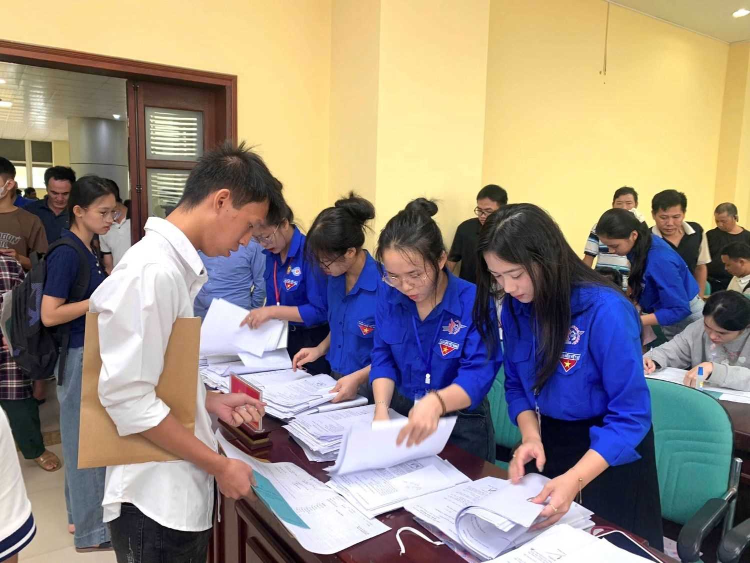 Sinh viên HDU chào mừng Tân sinh viên K28 - Ấm áp tình nguyện, vững bước tương lai
